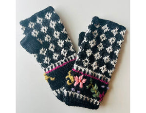 Daisy Hand Warmer in Black